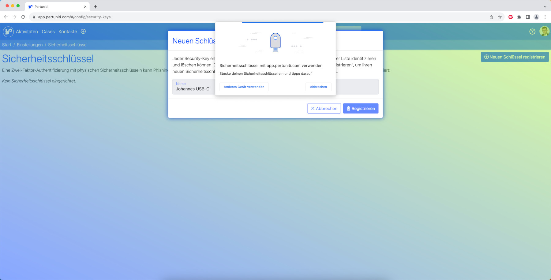 Nun muss der zu registrierende Sicherheitsschlüssel eingesteckt werden. Am Smartphone kann dieser Schritt auch via NFC erfolgen.